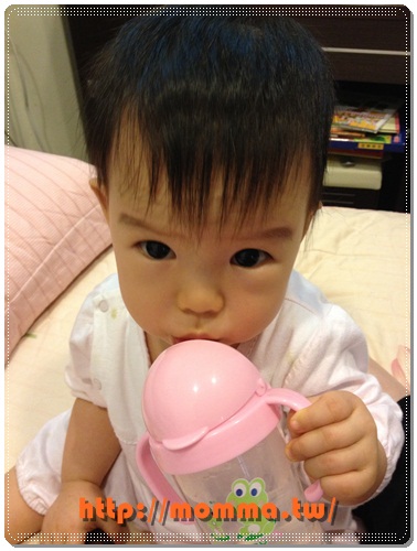 [開箱]育兒好物-大眼蛙神奇喝水杯 8