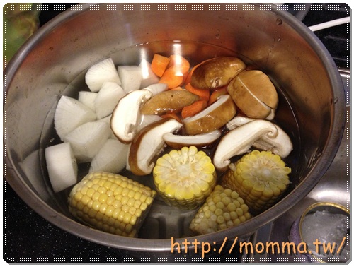 [P家廚房]香煎雞腿排+炒高麗菜+炒小白菜+蔬菜湯 3