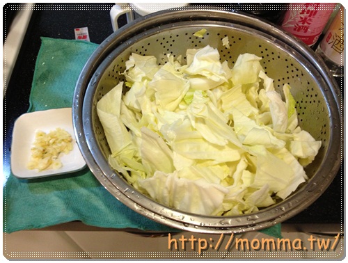 [P家廚房]香煎雞腿排+炒高麗菜+炒小白菜+蔬菜湯 7