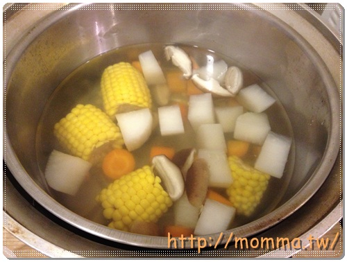 [P家廚房]香煎雞腿排+炒高麗菜+炒小白菜+蔬菜湯 4