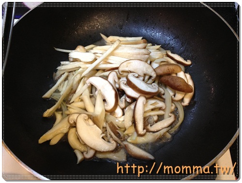 [P家廚房]金黃玉米筍+洋蔥炒百菇+鯛魚薑湯 11
