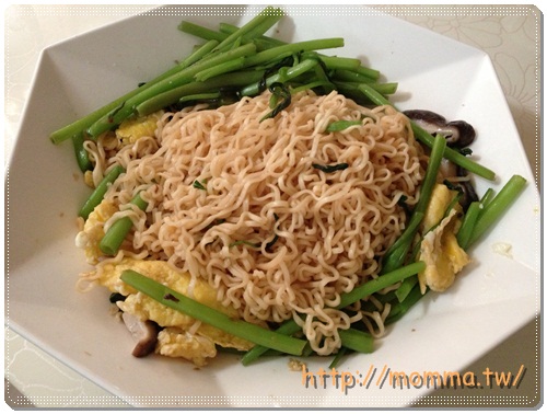 [P家廚房]簡單美食！炒泡麵的作法