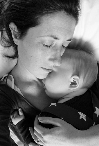 baby sleep with mother
