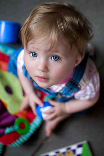 培養寶寶獨立思考的能力，從自己玩玩具開始
