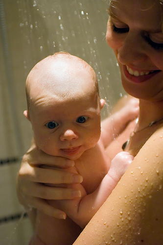 夏天一天可以洗幾次澡？孕婦洗熱水澡會傷到胎兒嗎？