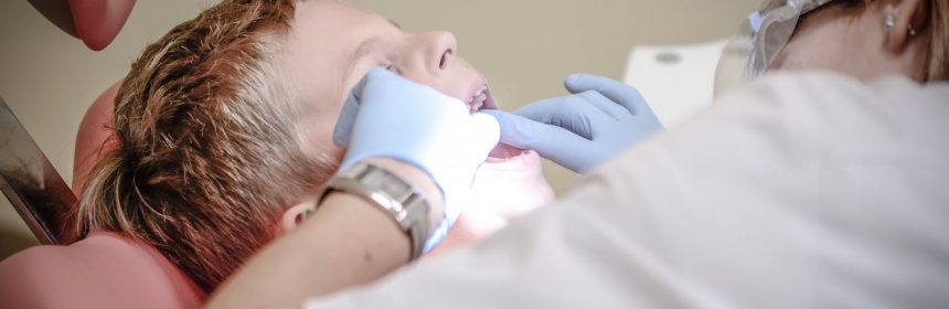 別以為牙齦出血是小事，它很可能與全身性疾病有關